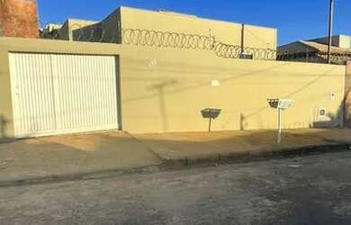 Imagem: A casa possui 3 Dormitórios, 1 Banheiro, 2 Vagas na garagem