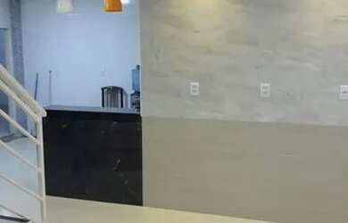 Imagem: A casa possui 4 Dormitórios, 3 Banheiros, 2 Vagas na garagem