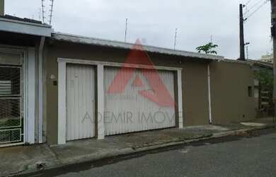 Imagem: A casa possui 3 Dormitórios, 2 Banheiros, 5 Vagas na garagem