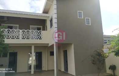 Imagem: A casa possui 3 Dormitórios, 2 Banheiros, 5 Vagas na garagem