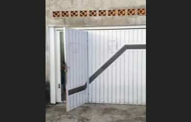 Imagem: A casa possui 2 Dormitórios, 1 Banheiro, 2 Vagas na garagem