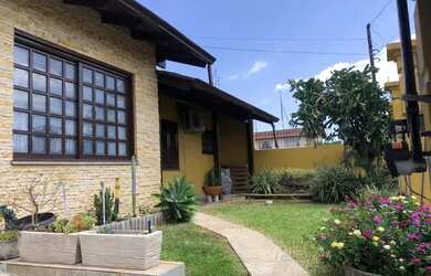 Imagem: A casa possui 4 Dormitórios, 1 Banheiro, 3 Vagas na garagem