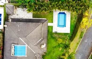 Imagem: A casa possui 5 Dormitórios, 5 Banheiros, 4 Vagas na garagem