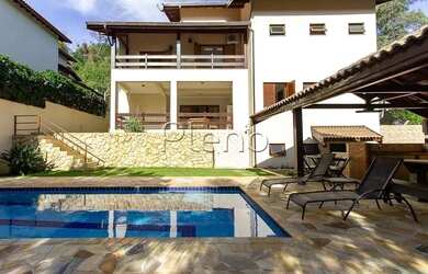 Imagem: A casa possui 4 Dormitórios, 3 Banheiros, 450m² de Área e