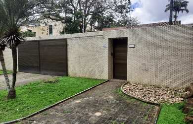 Imagem: A casa possui 4 Dormitórios, 2 Banheiros, 2 Vagas na garagem