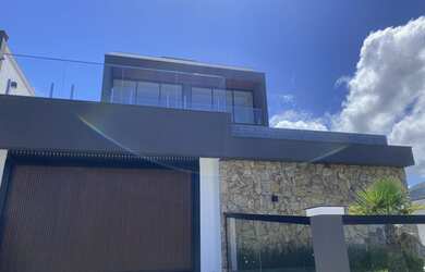 Imagem: A casa possui 3 Dormitórios, 4 Banheiros, 2 Vagas na garagem