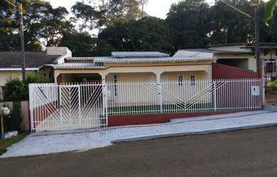 Imagem: A casa possui 3 Dormitórios, 4 Vagas na garagem, 180m² de