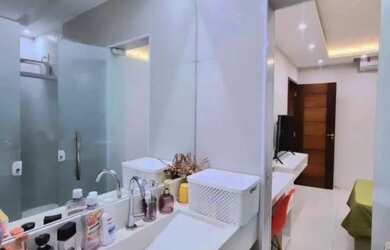 Imagem: A casa possui 3 Dormitórios, 2 Banheiros e 2 Vagas na garagem