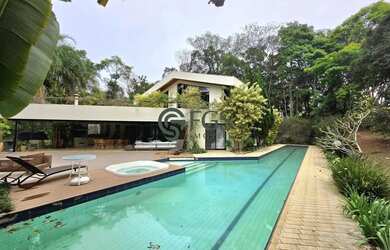 Imagem: A casa em condomínio possui 5 Dormitórios, 5 Banheiros, 3