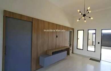 Imagem: A casa possui 3 Dormitórios, 2 Banheiros, 2 Vagas na garagem