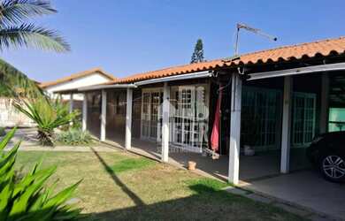 Imagem: A casa possui 4 Dormitórios, 4 Banheiros, 2 Vagas na garagem