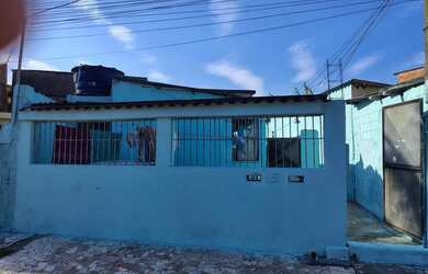 Imagem: A casa possui 2 Dormitórios, 2 Banheiros, 2 Vagas na garagem