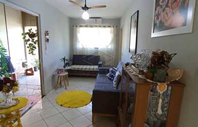 Imagem: A casa possui 2 Dormitórios, 2 Banheiros, 2 Vagas na garagem