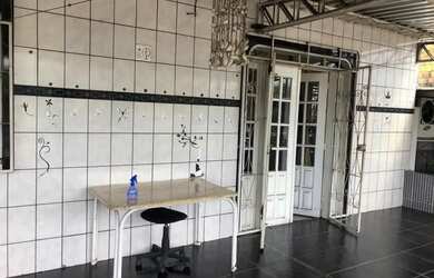 Imagem: A casa possui 3 Dormitórios, 1 Banheiro, 2 Vagas na garagem