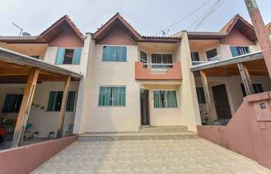 Imagem: A casa possui 3 Dormitórios, 2 Banheiros, 2 Vagas na garagem