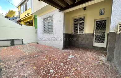 Imagem: A casa possui 3 Dormitórios, 2 Banheiros, 1 Vaga na garagem