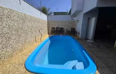 Imagem: A casa possui 3 Dormitórios, 2 Banheiros, 2 Vagas na garagem