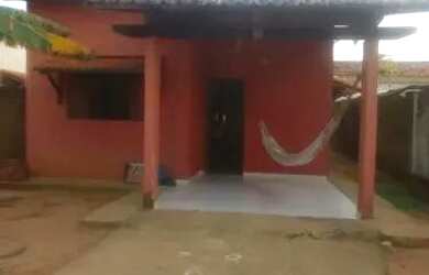 Imagem: A casa possui 3 Dormitórios, 2 Banheiros, 1 Vaga na garagem