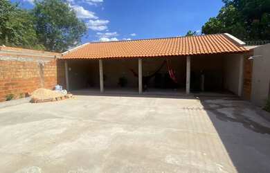 Imagem: A casa possui 2 Dormitórios, 2 Banheiros, 1 Vaga na garagem