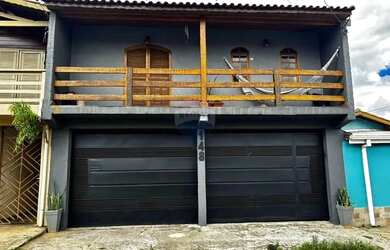 Imagem: A casa possui 3 Dormitórios, 3 Banheiros, 3 Vagas na garagem