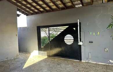 Imagem: A casa possui 3 Dormitórios, 2 Banheiros, 2 Vagas na garagem