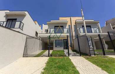 Imagem: A casa possui 3 Dormitórios, 3 Banheiros, 2 Vagas na garagem