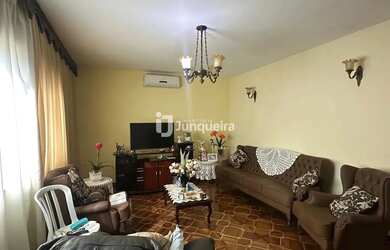 Imagem: A casa possui 3 Dormitórios, 2 Banheiros, 5 Vagas na garagem