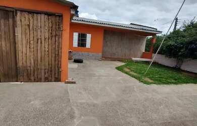 Imagem: A casa possui 5 Dormitórios, 3 Banheiros, 2 Vagas na garagem