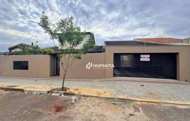 Imagem: A casa possui 3 Dormitórios, 3 Banheiros e 232m² de Área