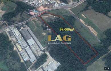 Imagem: O terreno possui 98.000m² de Área e está localizado em Zona