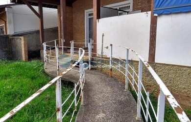 Imagem: A casa possui 3 Dormitórios, 3 Banheiros, 4 Vagas na garagem