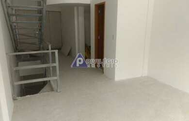 Imagem: O depósito possui 1 Vaga na garagem e 102m² de Área e está