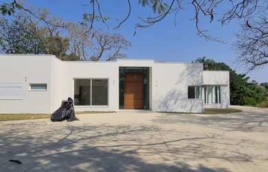 Imagem: A casa possui 4 Dormitórios, 5 Banheiros, 5 Vagas na garagem