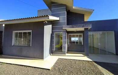 Imagem: A casa possui 3 Dormitórios, 1 Banheiro, 2 Vagas na garagem