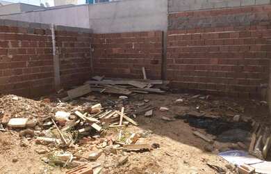 Imagem: A casa possui 3 Dormitórios, 1 Banheiro, 2 Vagas na garagem