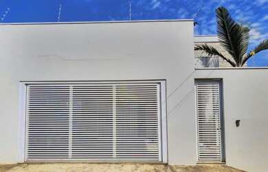 Imagem: A casa possui 3 Dormitórios, 3 Banheiros, 2 Vagas na garagem