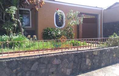 Imagem: A casa possui 3 Dormitórios, 2 Banheiros, 5 Vagas na garagem