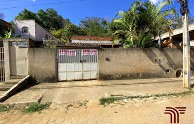 Imagem: A casa possui 2 Dormitórios, 1 Banheiro, 1 Vaga na garagem
