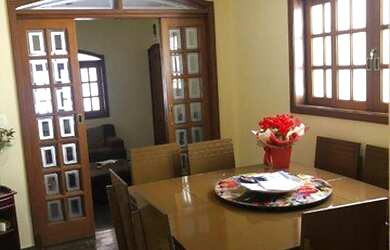 Imagem: A casa possui 3 Dormitórios, 3 Banheiros, 2 Vagas na garagem