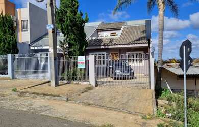 Imagem: A casa possui 3 Dormitórios, 1 Banheiro, 2 Vagas na garagem
