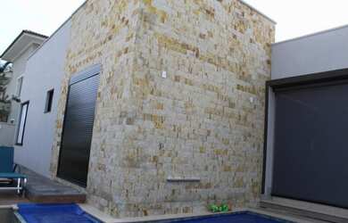 Imagem: A casa em condomínio possui 4 Dormitórios, 5 Banheiros, 4