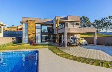 Imagem: A casa em condomínio possui 4 Dormitórios, 4 Banheiros, 4