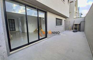 Imagem: A casa possui 4 Dormitórios, 5 Banheiros, 2 Vagas na garagem