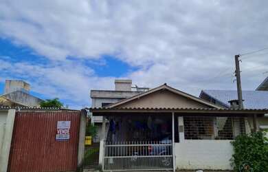 Imagem: A casa possui 5 Dormitórios, 3 Banheiros, 1 Vaga na garagem