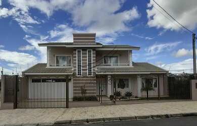 Imagem: A casa possui 3 Dormitórios, 3 Banheiros, 2 Vagas na garagem