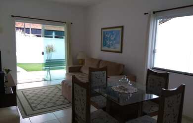 Imagem: A casa possui 3 Dormitórios, 2 Banheiros, 4 Vagas na garagem