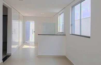 Imagem: A casa possui 2 Dormitórios, 1 Banheiro, 2 Vagas na garagem