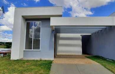 Imagem: A casa possui 3 Dormitórios, 1 Banheiro, 1 Vaga na garagem