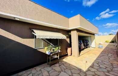 Imagem: A casa em condomínio possui 4 Dormitórios, 5 Banheiros, 2