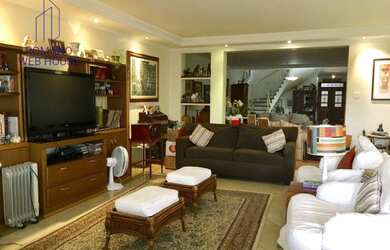 Imagem: A casa possui 4 Dormitórios, 4 Banheiros, 396m² de Área e